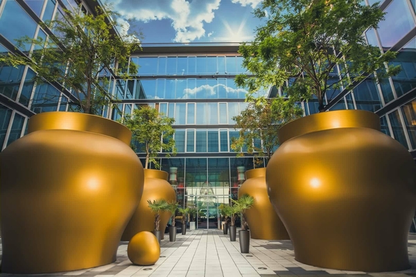 Blick auf die überdimensionalen Vasen im Atrium des Kameha Grand Bonn