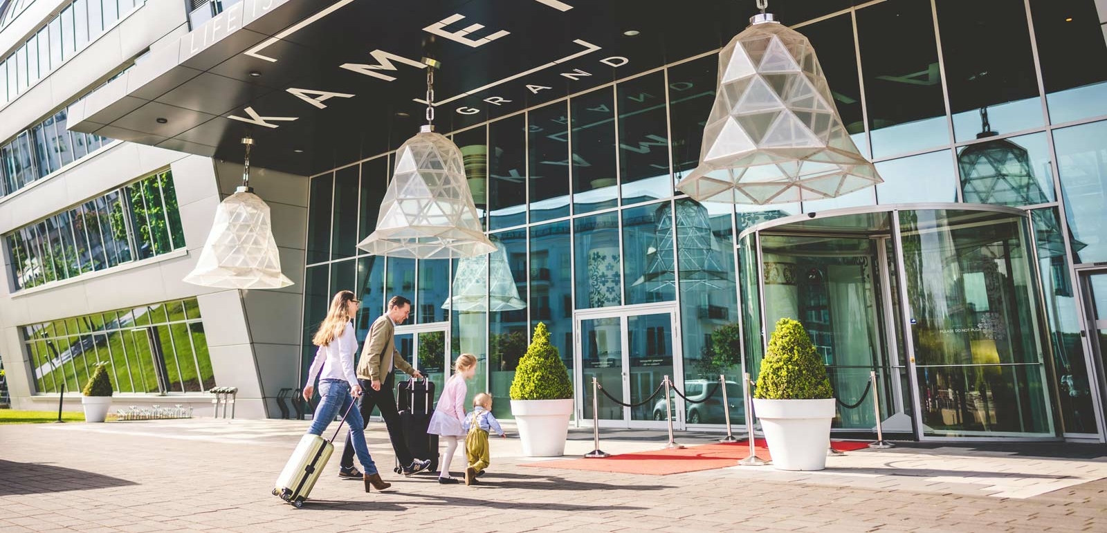 Familie vor dem Kameha Grand Bonn