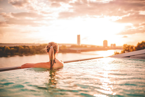 Blick aus dem Infinity Pool auf den Sonnenuntergang