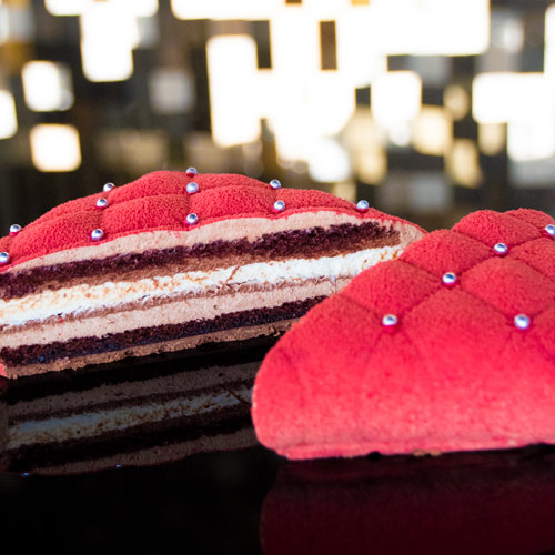 Rote Red Velvet Torte des Kameha aufgeschnitten.