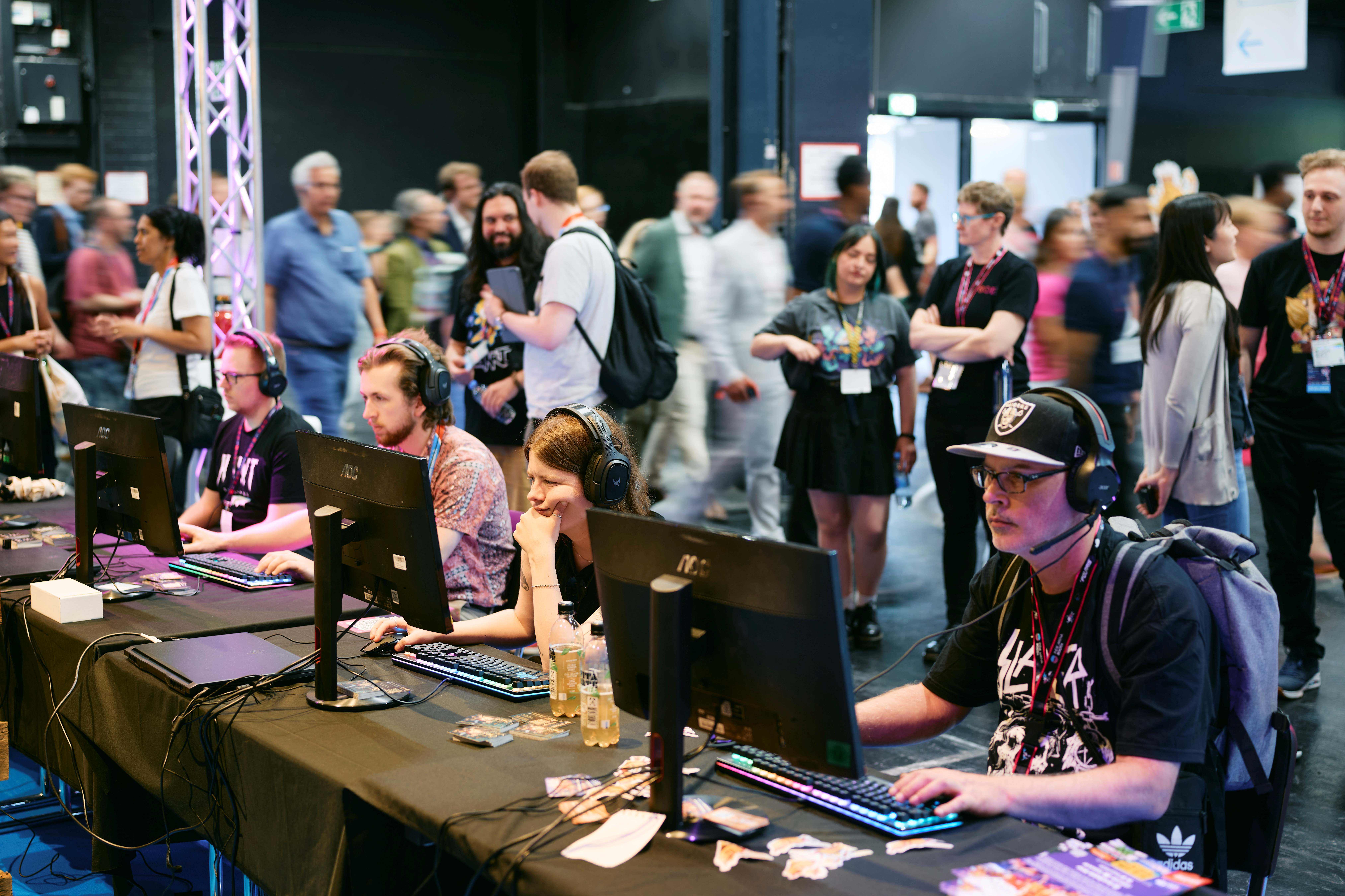 Leute an Monitoren auf der Gamescom