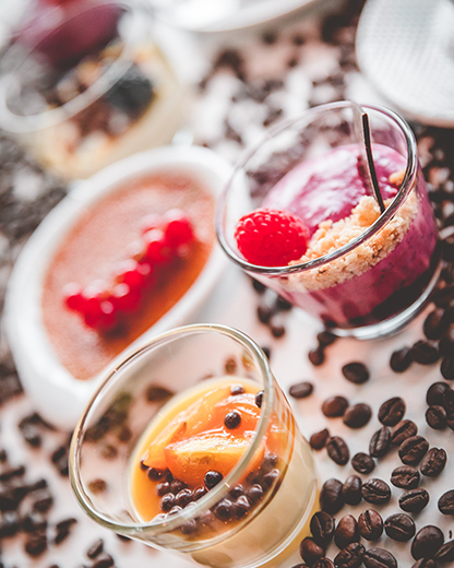Zwei Desserts angerichtet auf einer Kaffeetafel