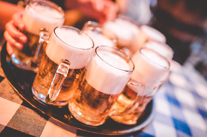 Tablett voll mit Bierkrügen