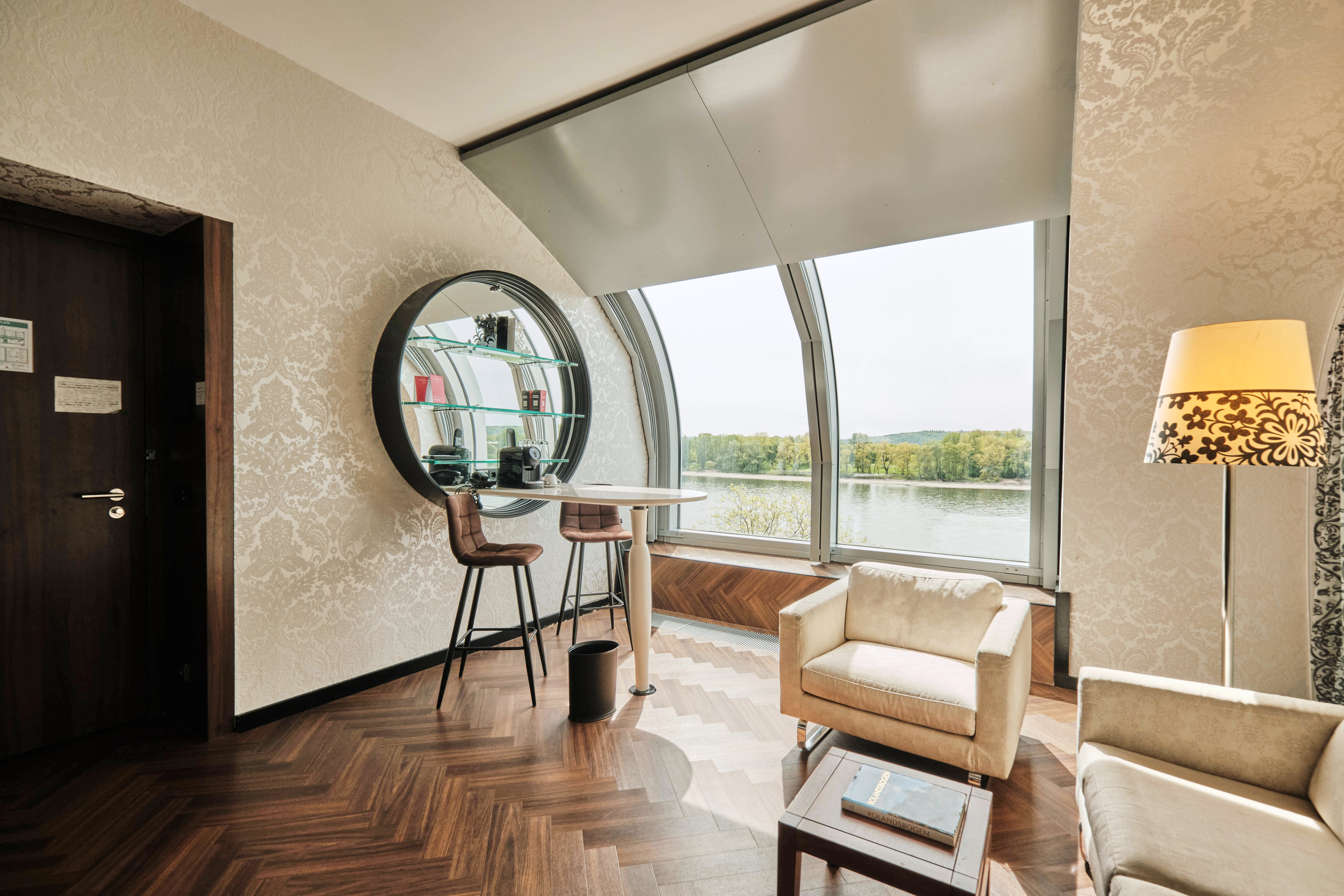 Wohnzimmer und Stehtisch in der Corner Suite.