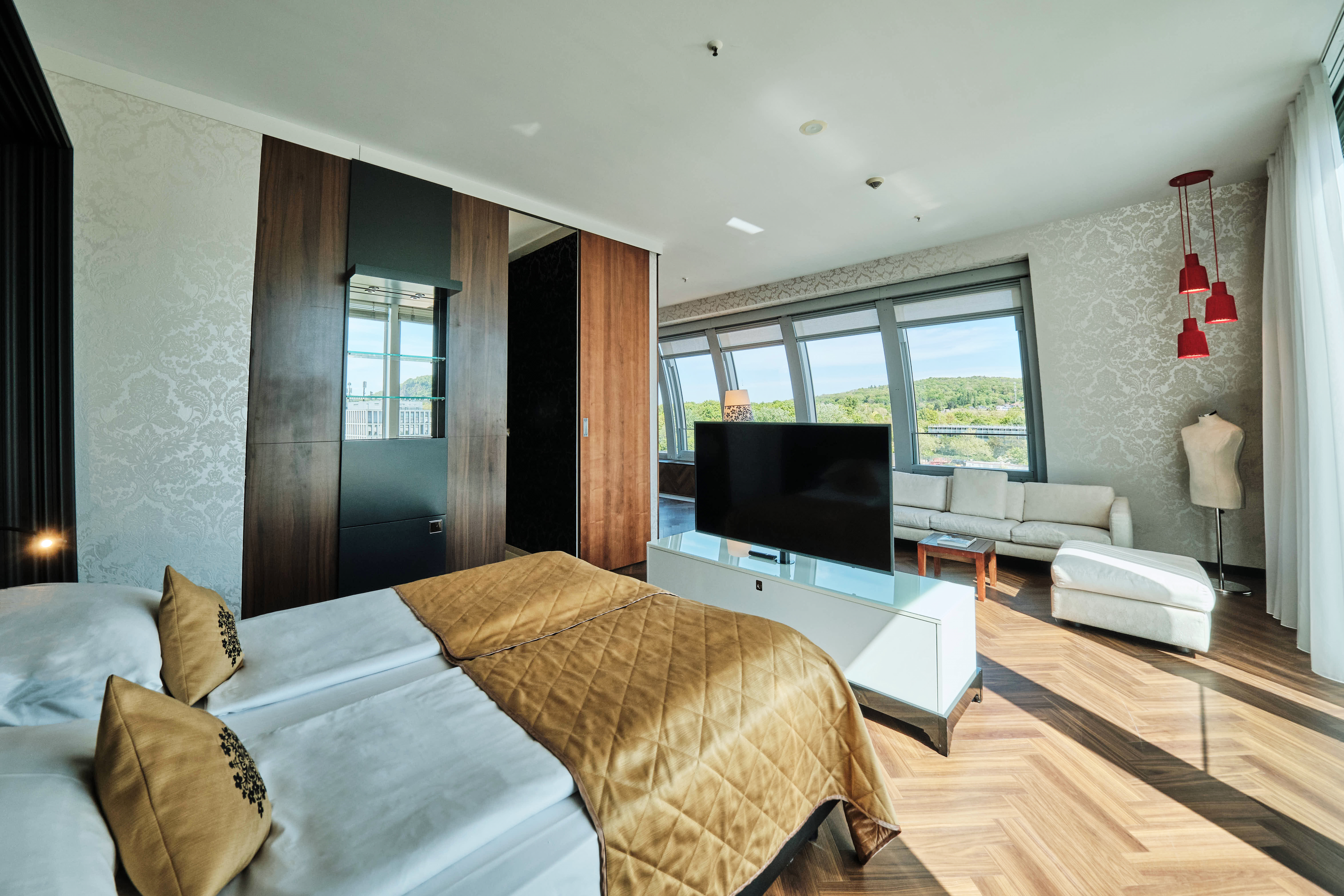 Schlafzimmer und Wohnzimmer in der Junior Suite. 