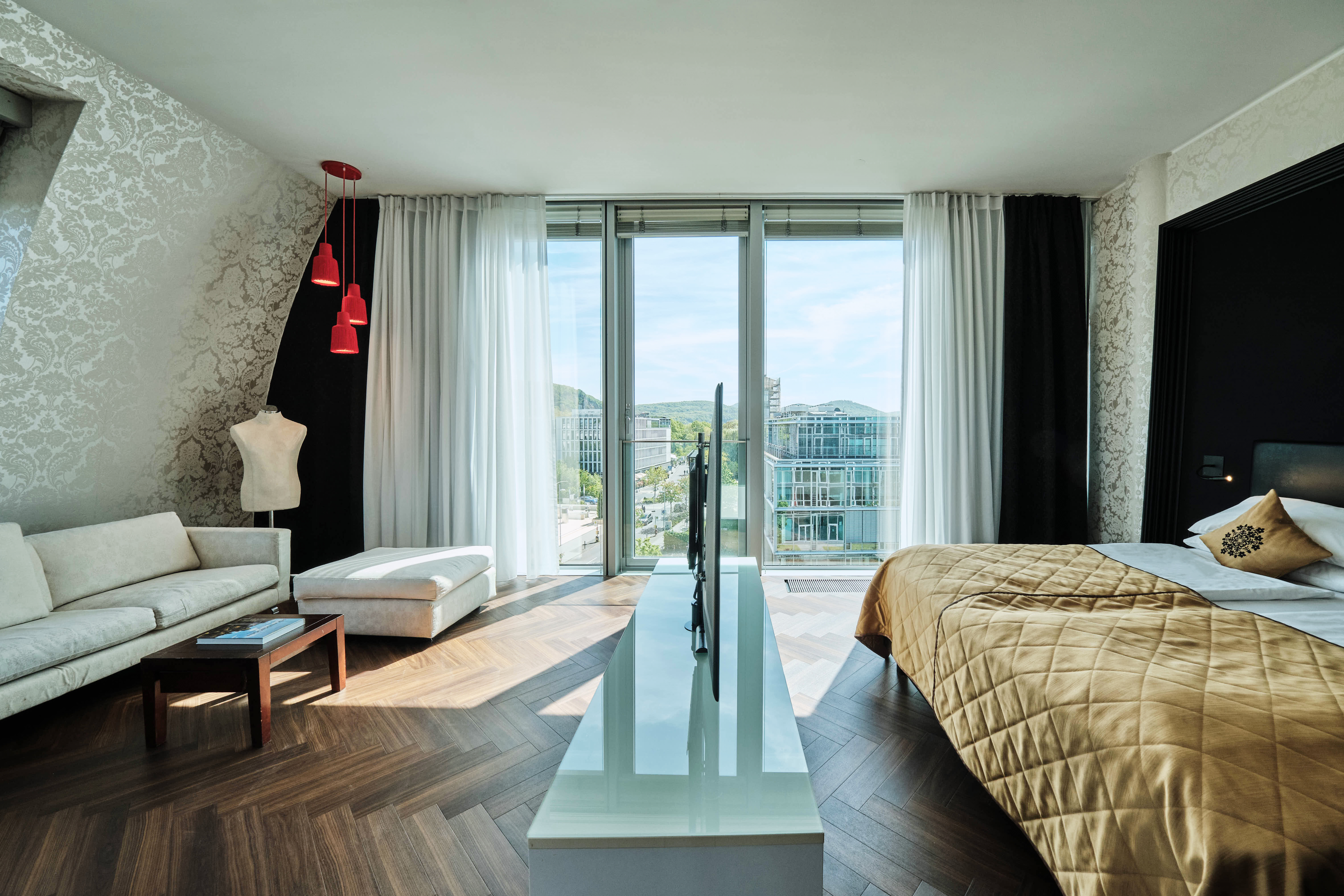 Schlafzimmer und Wohnzimmer in der Junior Suite. 