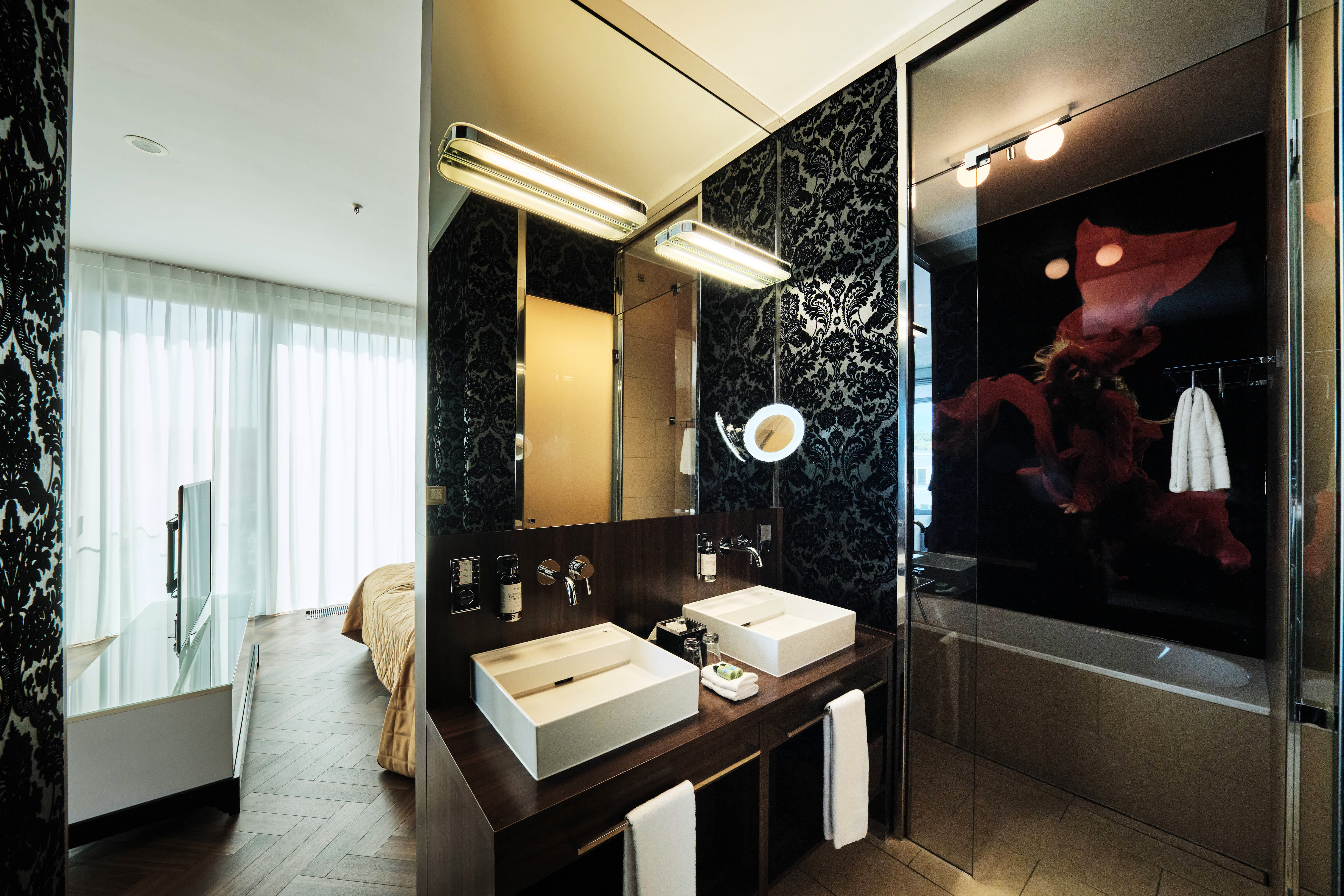 Badezimmer mit Dusche und Badewanne in der Junior Suite. 