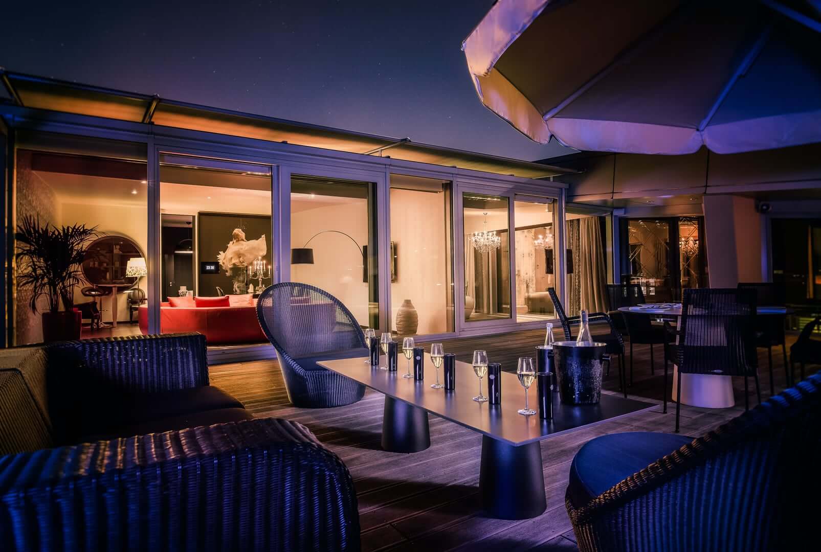 Terrasse der King Suite bei Nacht
