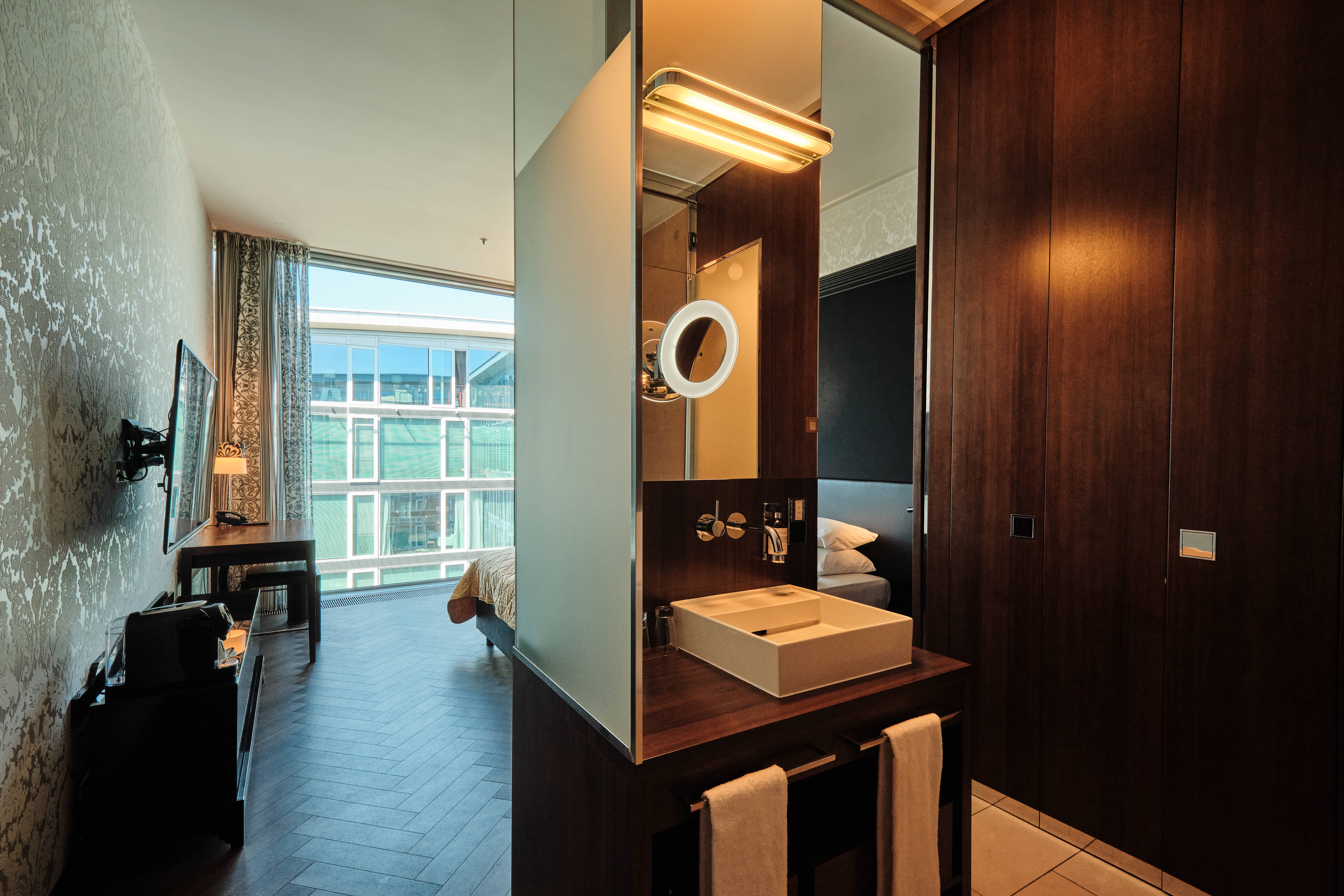Flur mit Blick ins Badezimmer und Wohnbereich des Superior Rooms.