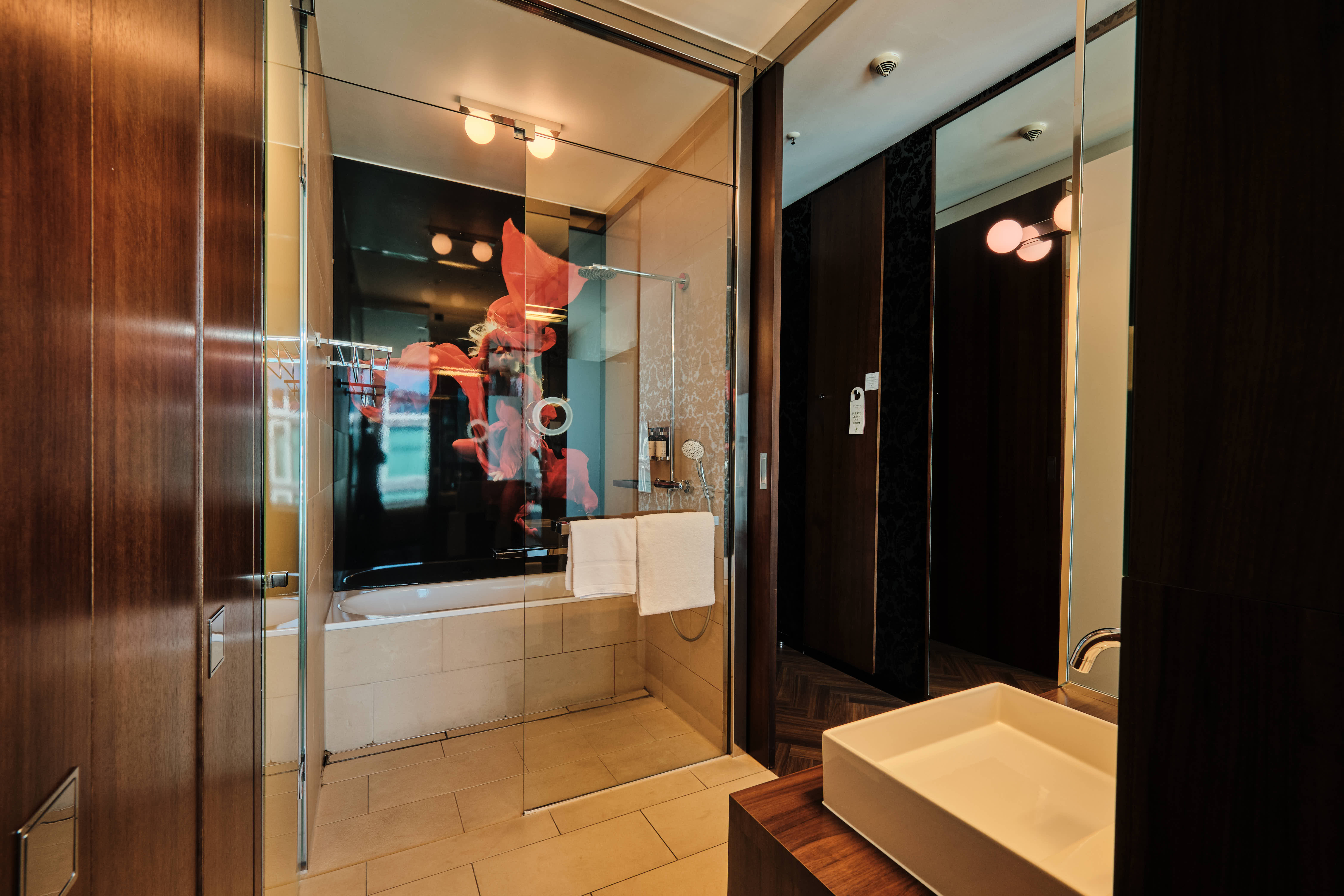 Badezimmer mit Waschtisch, Badewanne, Dusche und Kleiderschrank des Superior Rooms.