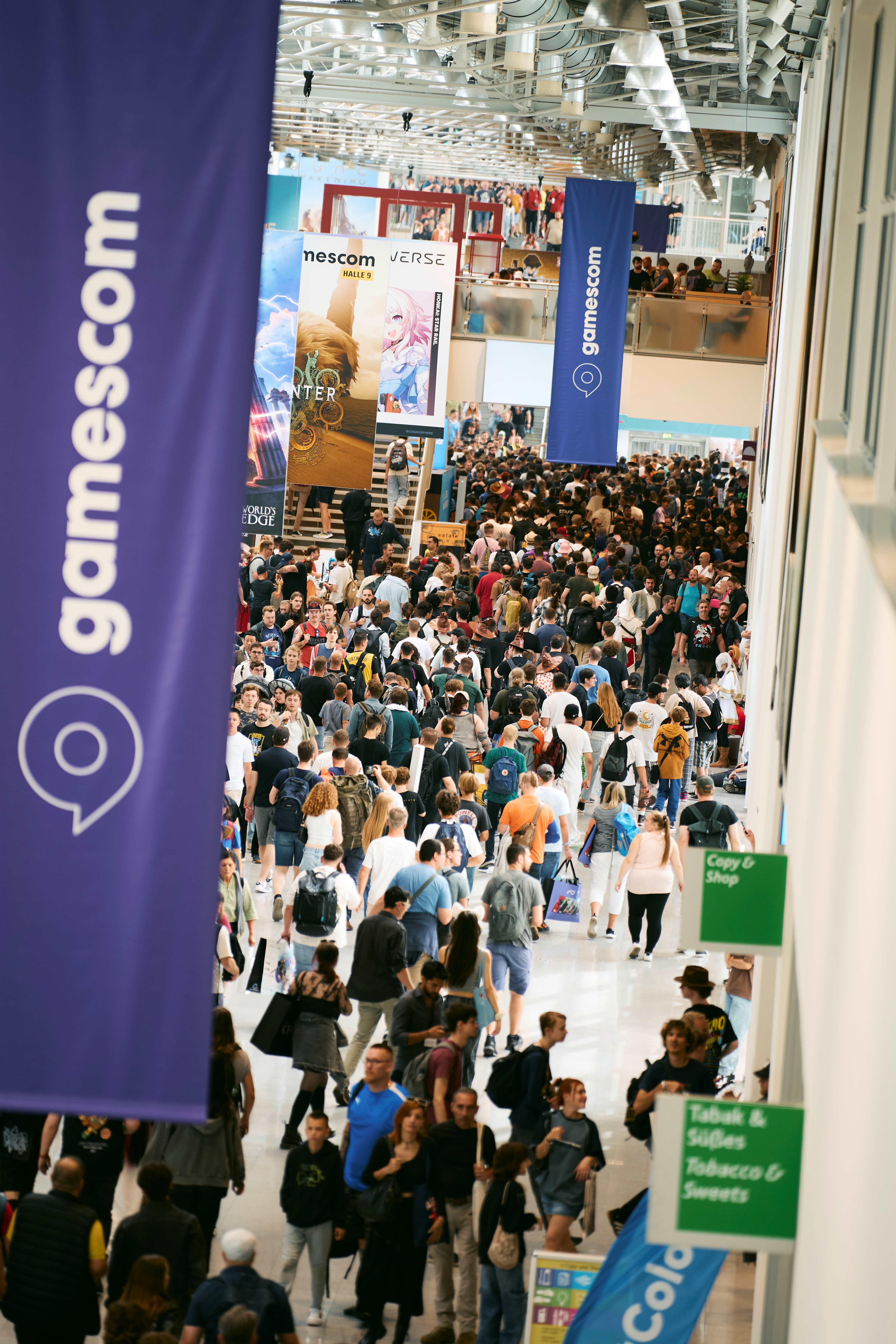 menschenmenge in Gamescom Messehalle