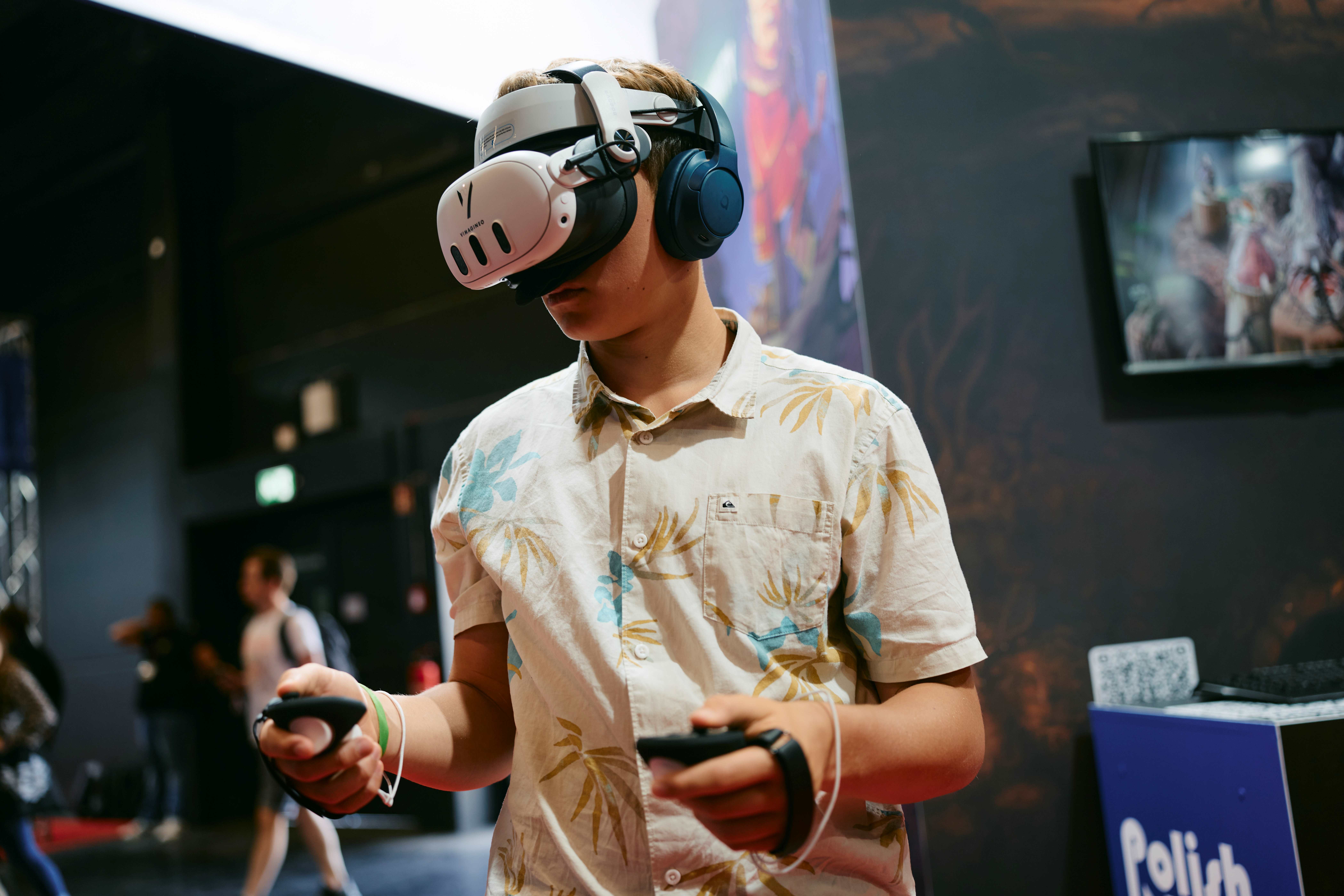 Junger Mann mit Occulus Rift Brille am spielen